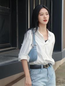 白衬衣魅力揭秘：如何穿出纯欲与自信