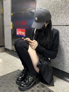 黑色穿搭魅力解析：上海街拍揭秘显瘦时尚风潮