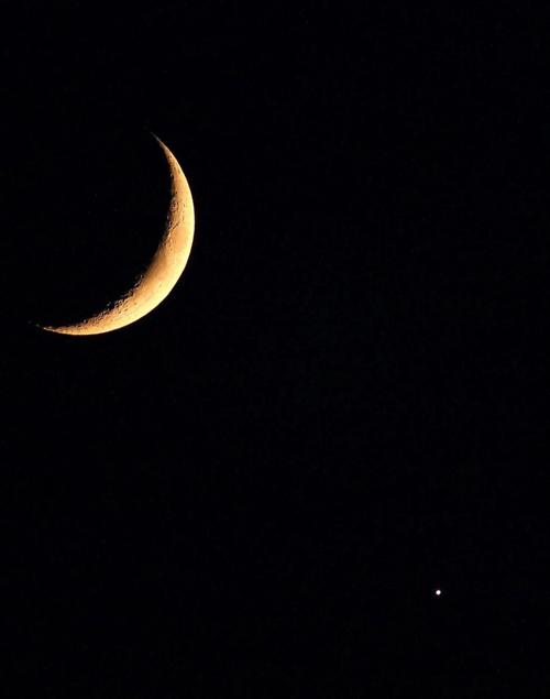 金星伴月：浪漫天文奇观与深层文化寓意