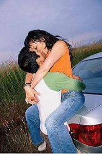 婚外接吻：婚外情象征，情感挣扎与道德考验