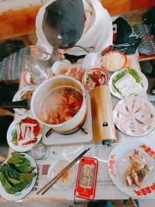餐桌见人品：解码中国餐桌礼仪深层意蕴