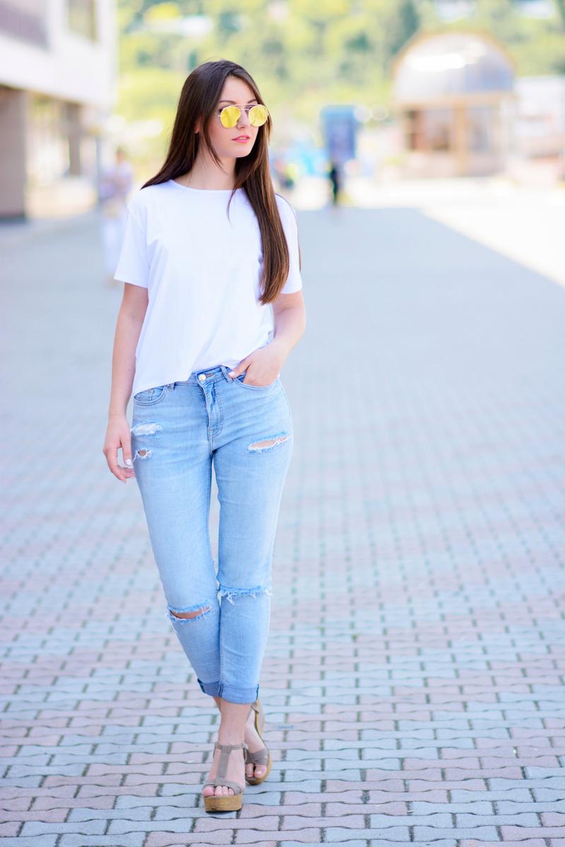 宽松服饰下的自由追求：随和女孩的内心世界