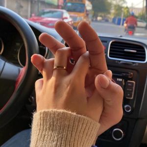 解码爱情：女性牵手拥抱与亲吻的深层含义