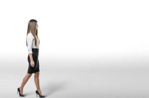 女性气质走姿：解读性格命运，修炼优雅步伐