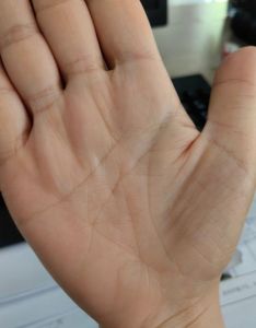 手掌薄薄：女性命运密码与运势奥秘