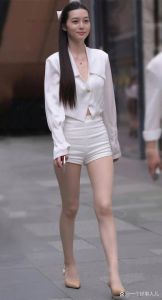 白色服饰：女性的纯洁高雅与内心世界