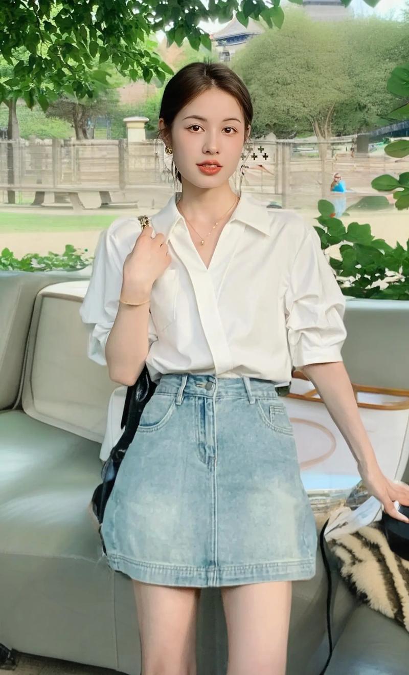 白色魅力：白色衣服女性的独特气质与生活态度