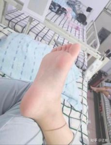 初二女生脚部照片：青少年成长脚步与审美变迁