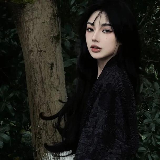 暗色系女生性格神秘魅力背后的心理动机