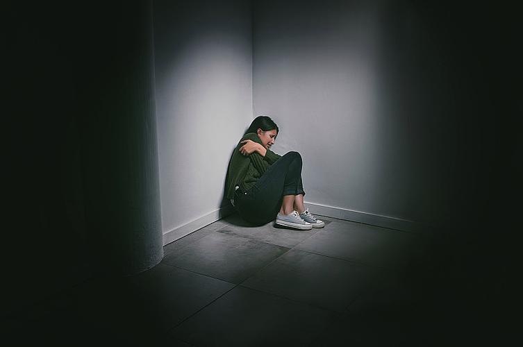 暗夜女神：偏爱黑暗房间的女孩心理