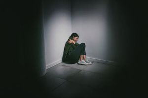 暗夜女神：偏爱黑暗房间的女孩心理