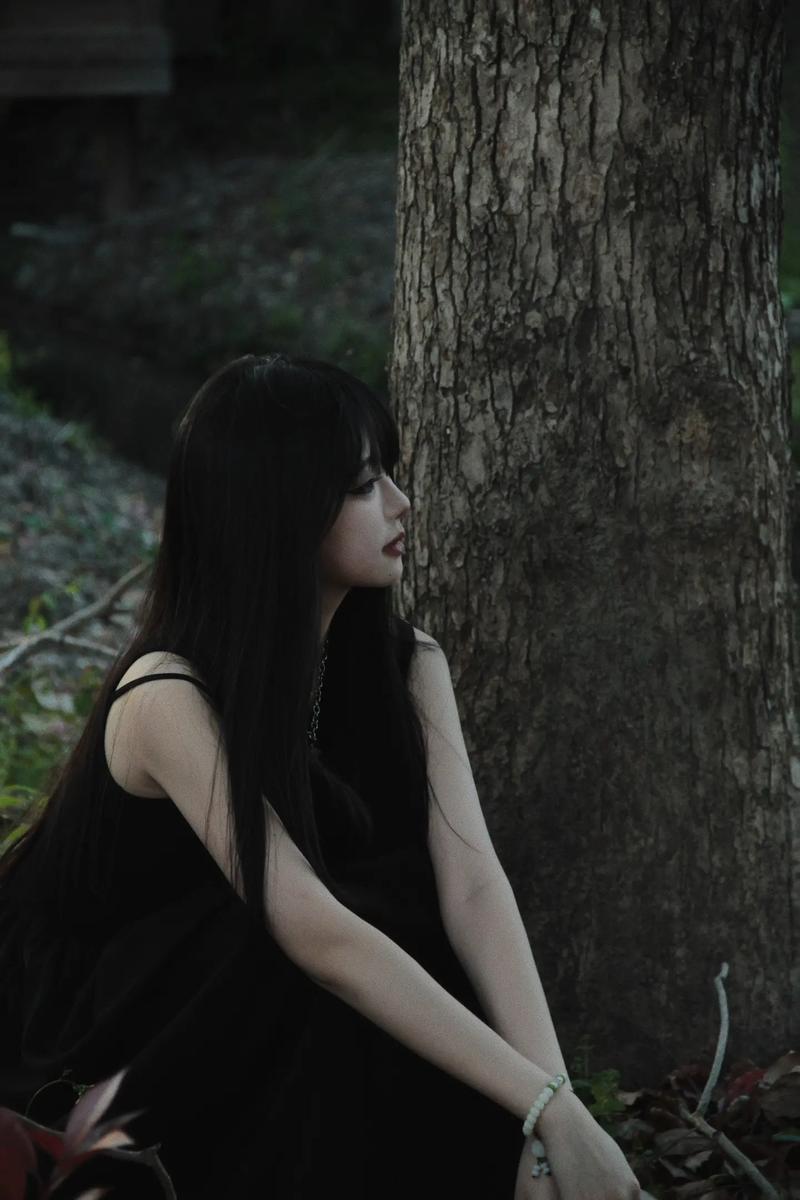 暗色系女生心理与穿搭艺术探秘