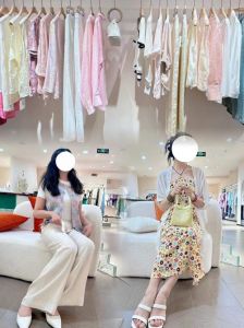 同款多色狂潮：购物心理与时尚潮流