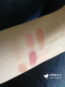 同款多色衣橱：个性搭配与生活态度
