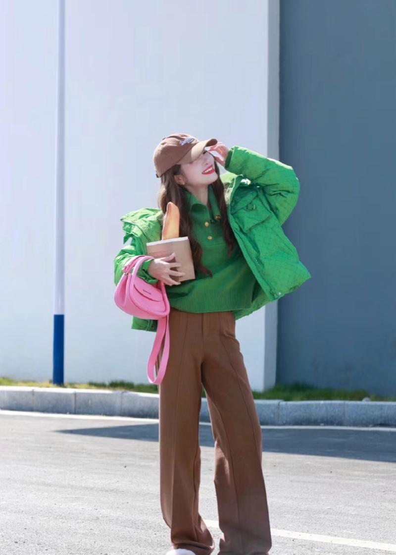 穿亮色衣服女生的独特魅力与生活态度