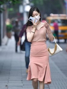 女性服饰之美：自信与社交的秘密力量