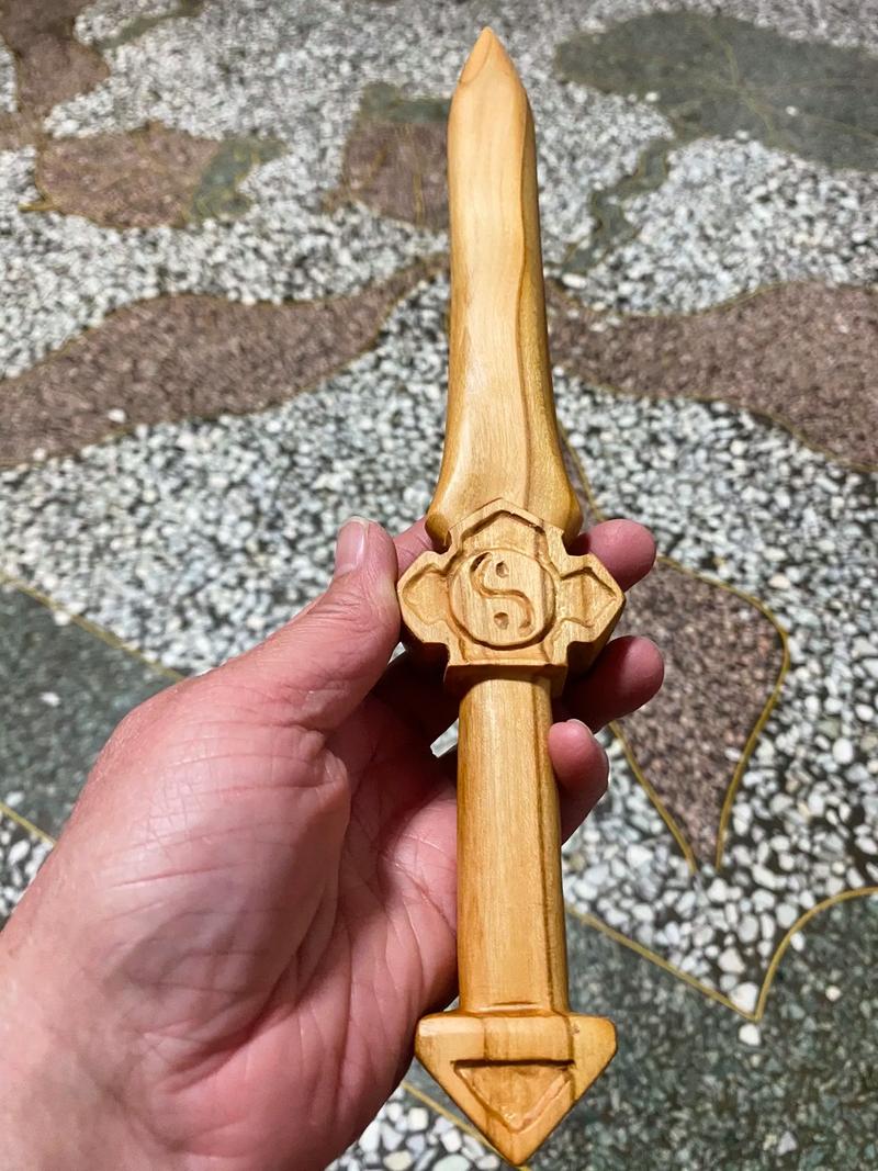 镇宅宝剑摆放忌讳：风水智慧与摆放之道