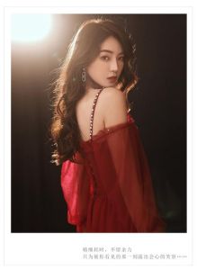 红色服饰：女性心理暗示与性格解读