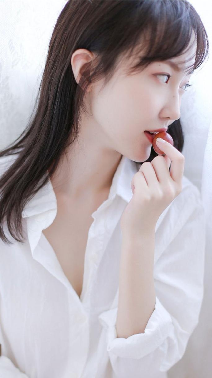 白色头像与服饰：女性性格密码与色彩魅力