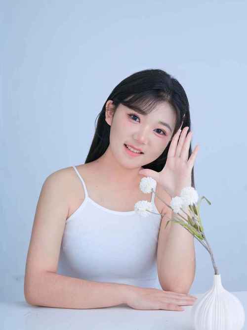 白色头像与服饰：女性性格密码与色彩魅力