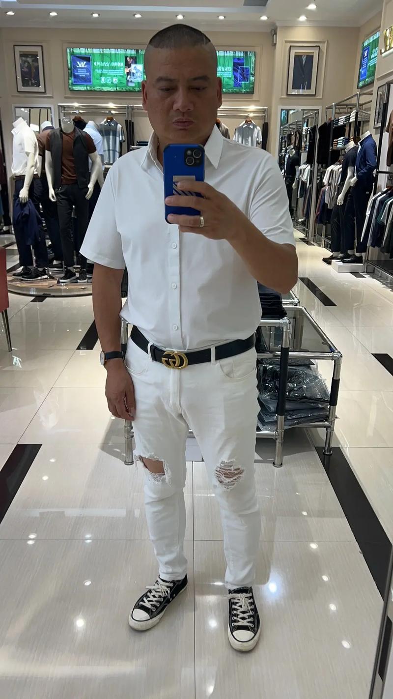 中年女性钟爱亮色服饰，重拾青春活力