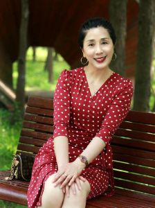 中老年亮色穿搭：重温青春，展现自我风采