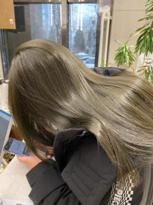 冷色系服饰搭配攻略：显白又个性