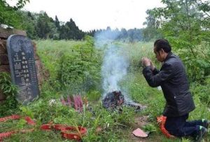 祖坟风水与健康：家族命运与癌症关联