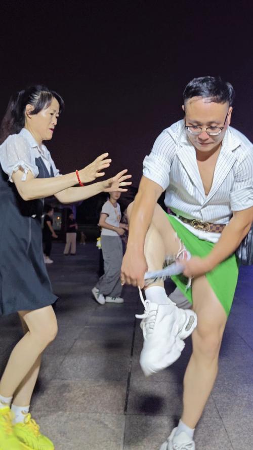 男性穿裙心理探析：性别认同与情感表达的多元解读