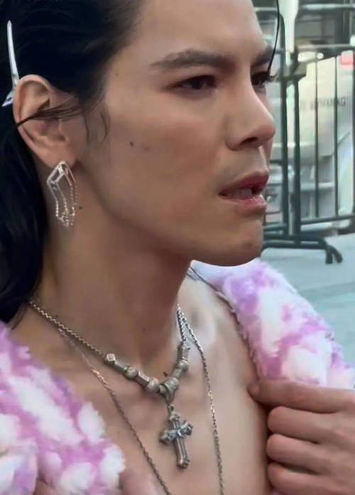 男性穿女装：心理动机与社会视角