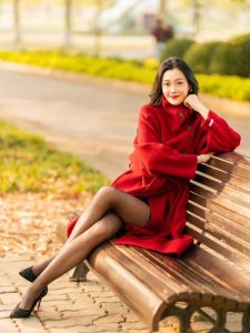 红色服饰：提升性感自信与魅力的神奇魔力