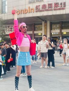 男生穿女装：身心健康与社会适应挑战