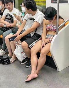 男生穿女装真的会女性化？个性表达与性别认同