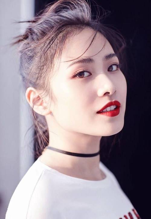 中性打扮女生误解：变态标签背后的真相