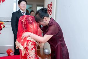 梦境解析：未婚女子出嫁预示，已婚女子回首婚姻喜怒