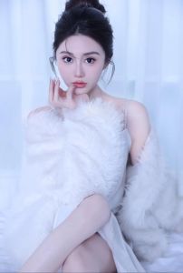 清冷女生独特魅力解析：神秘迷人，独立自信