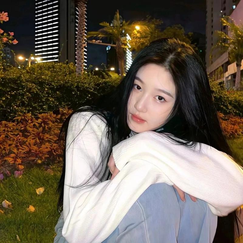 清冷女生独特魅力解析：神秘迷人，独立自信