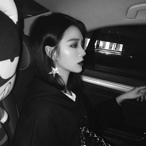 黑白极简风格女性的性格密码与时尚故事