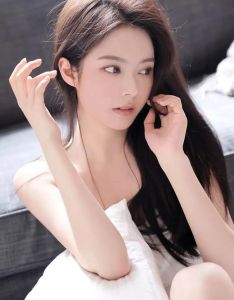 清冷气质女生修炼指南：穿搭妆容与内在修养