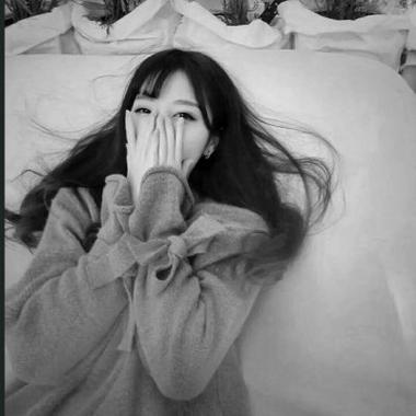 黑白魅力：女性稳重内敛的时尚密码