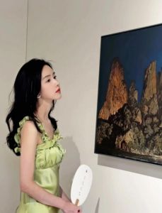 清冷疏离女孩：内心独立与社交距离之谜