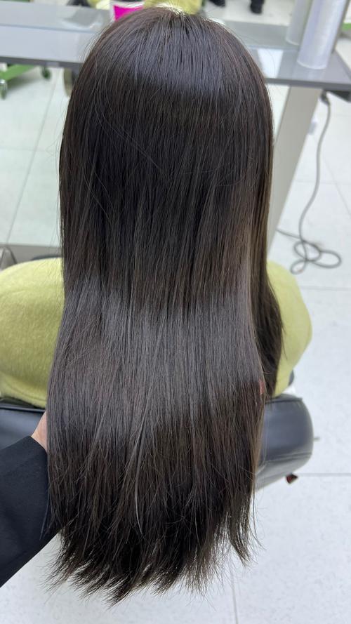 黑紫迷踪：探索冷暖色调间的色彩奥秘