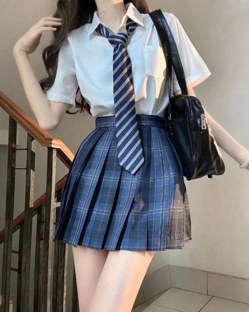 蓝色女性魅力内省忠诚的神秘魅力