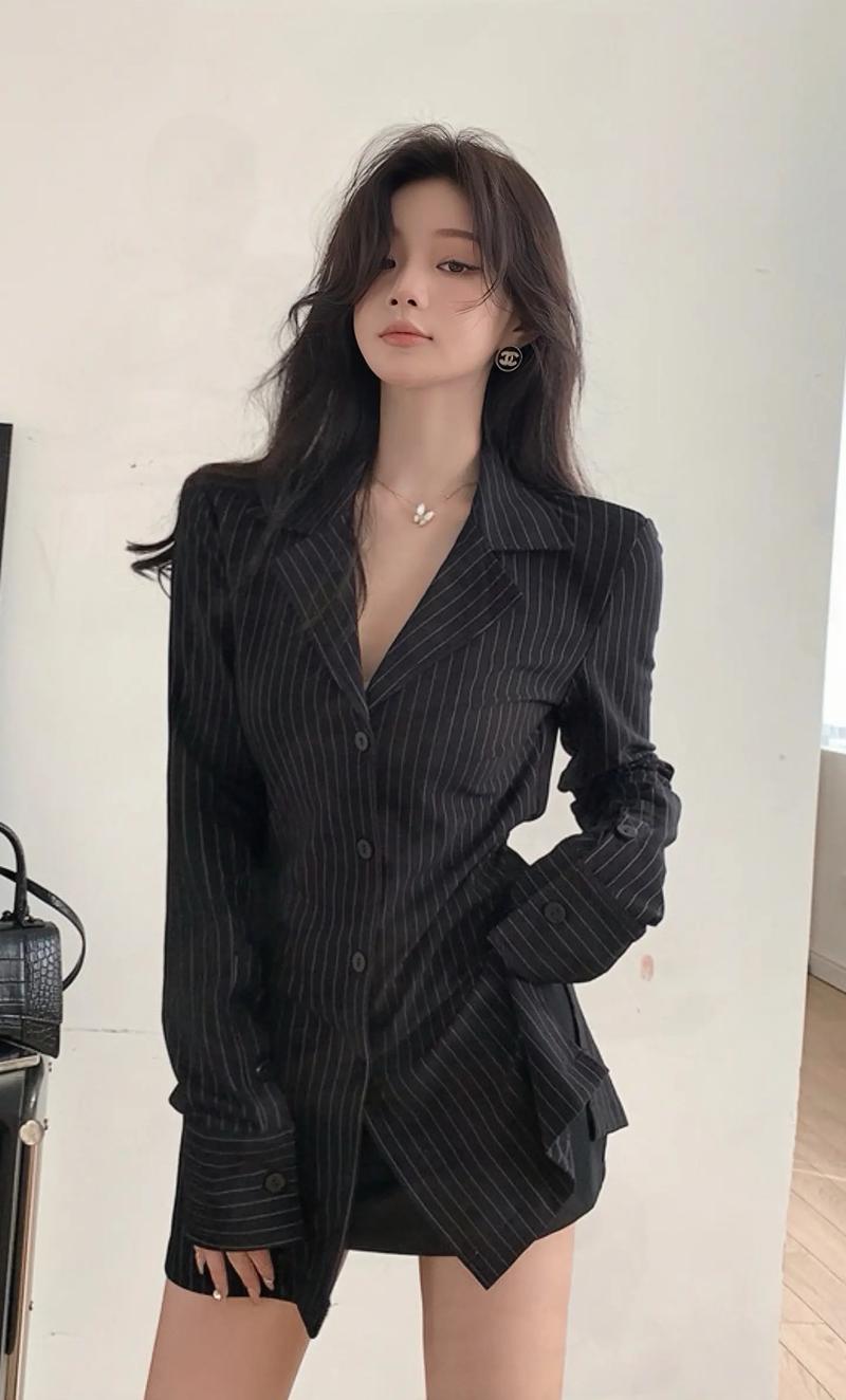 衬衫穿搭：知性女性的时尚密码