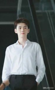 白衬衫：永恒经典，男女时尚必备