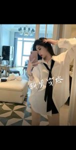 白色衬衫：女生的清新魅力与多面风格