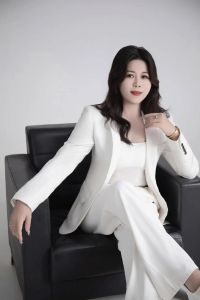 男性视角下正装审美：解读女性职业装的魅力与内涵