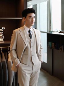 西装男的魅力密码：解析西装如何俘获女生心