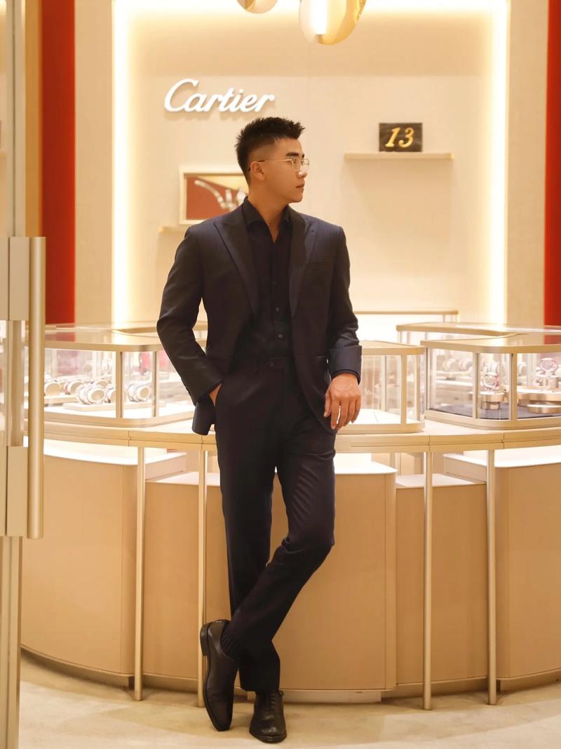 男士西装：经典服饰背后的性格密码与时尚态度