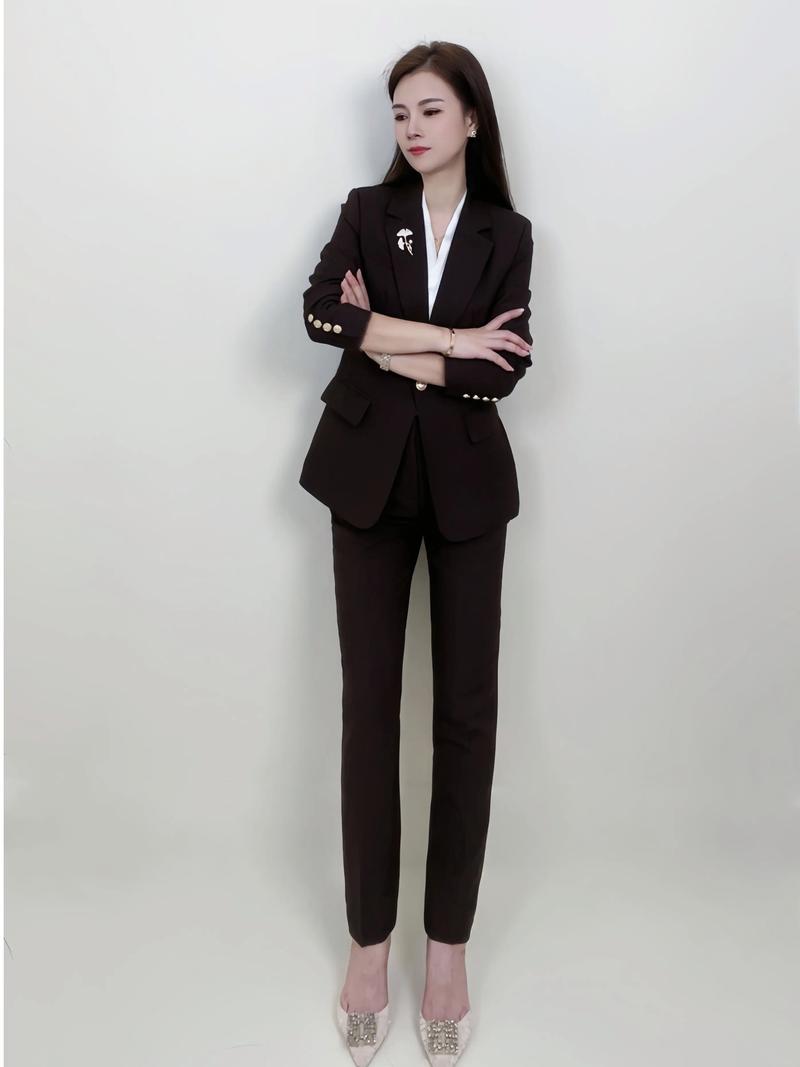 西装穿搭秘籍：职场精英与女性眼中的魅力之道